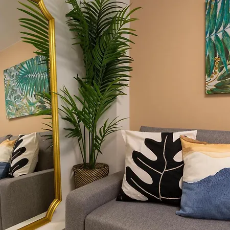 Unique 3 Floor With 4bdrm, 3bthrm Apartamento