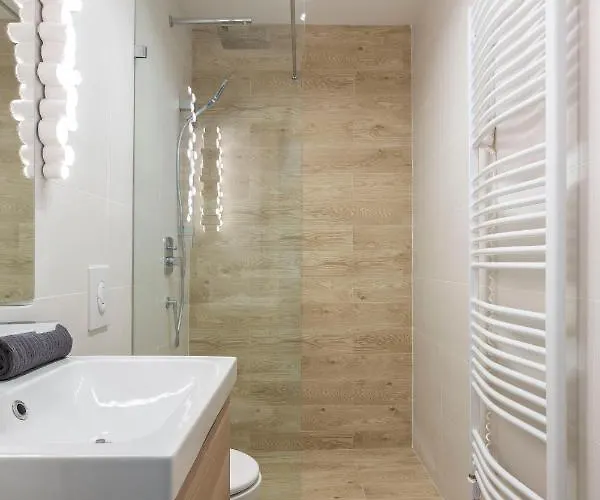 Unique 3 Floor With 4bdrm, 3bthrm Apartmán *