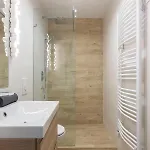 Unique 3 Floor With 4bdrm, 3bthrm Apartament *