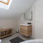 Unique 3 Floor With 4bdrm, 3bthrm Apartament *