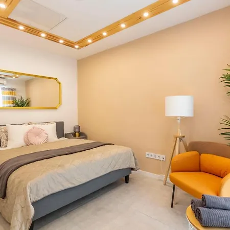 Unique 3 Floor With 4bdrm, 3bthrm Apartament