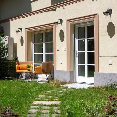 Unique 3 Floor With 4bdrm, 3bthrm Apartament *