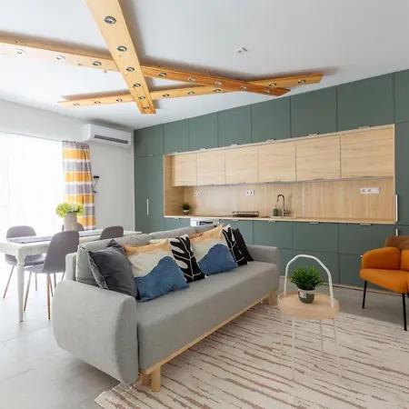 Unique 3 Floor With 4bdrm, 3bthrm * בודפשט