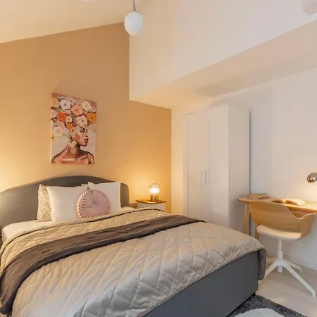 Apartment Unique 3 Floor With 4bdrm, 3bthrm *