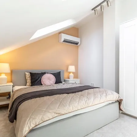 Unique 3 Floor With 4bdrm, 3bthrm * Budapest