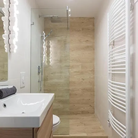 Unique 3 Floor With 4bdrm, 3bthrm דירה *
