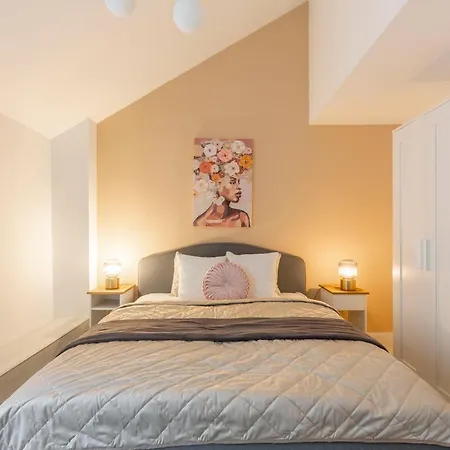 Unique 3 Floor With 4bdrm, 3bthrm Apartman