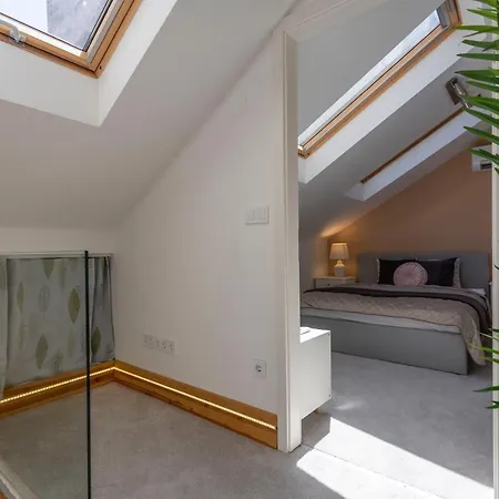 Apartman Unique 3 Floor With 4bdrm, 3bthrm *