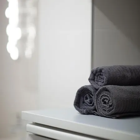 Appartement Unique 3 Floor With 4bdrm, 3bthrm *