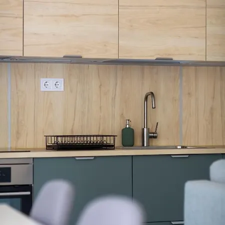 Unique 3 Floor With 4bdrm, 3bthrm Appartement *