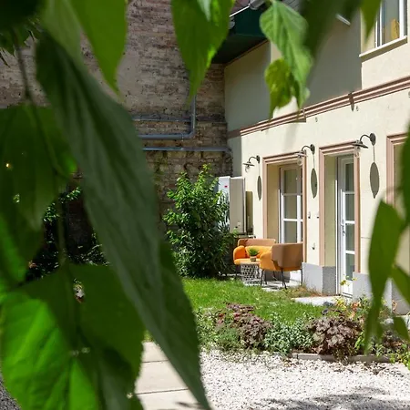 Apartman Unique 3 Floor With 4bdrm, 3bthrm *