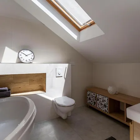 Apartman Unique 3 Floor With 4bdrm, 3bthrm *