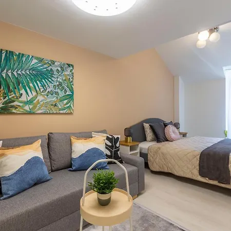 Unique 3 Floor With 4bdrm, 3bthrm Apartman *