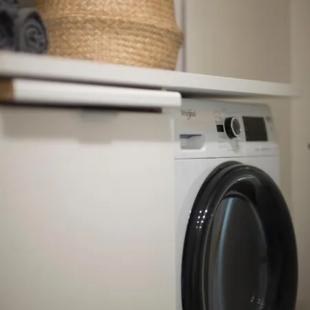 Appartement Unique 3 Floor With 4bdrm, 3bthrm