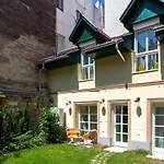 Apartman Unique 3 Floor With 4bdrm, 3bthrm