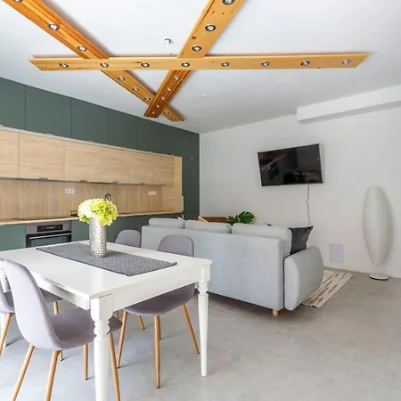 Unique 3 Floor With 4bdrm, 3bthrm Appartement Boedapest