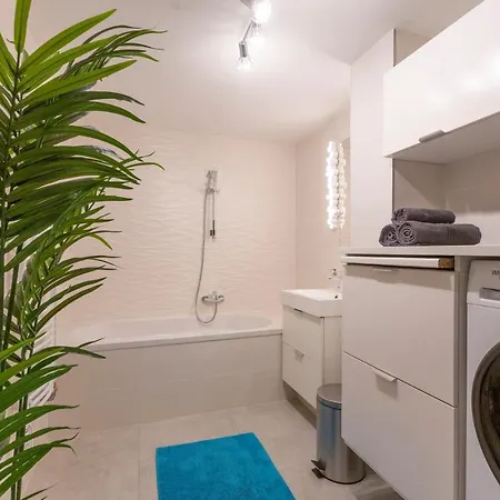 Unique 3 Floor With 4bdrm, 3bthrm Boedapest