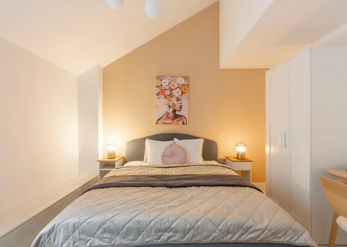 Unique 3 Floor With 4bdrm, 3bthrm Lägenhet