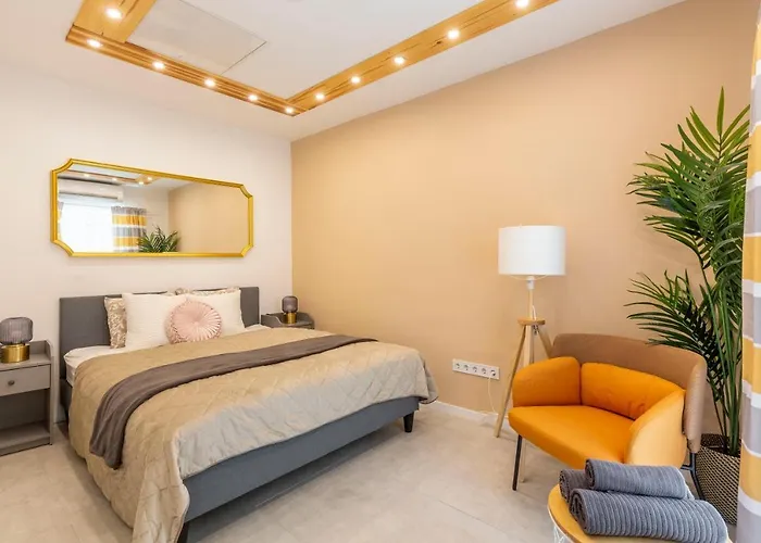 Unique 3 Floor With 4bdrm, 3bthrm Lägenhet
