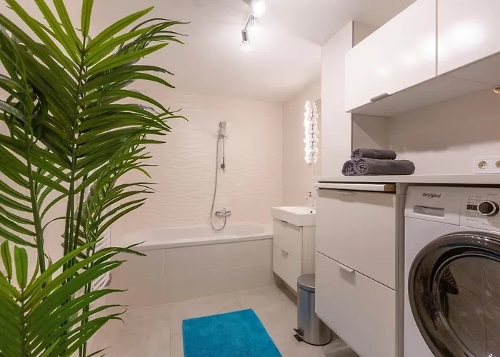 Unique 3 Floor With 4bdrm, 3bthrm Budapest