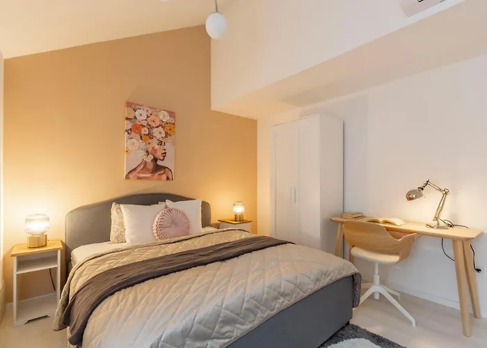 Lägenhet Unique 3 Floor With 4bdrm, 3bthrm *