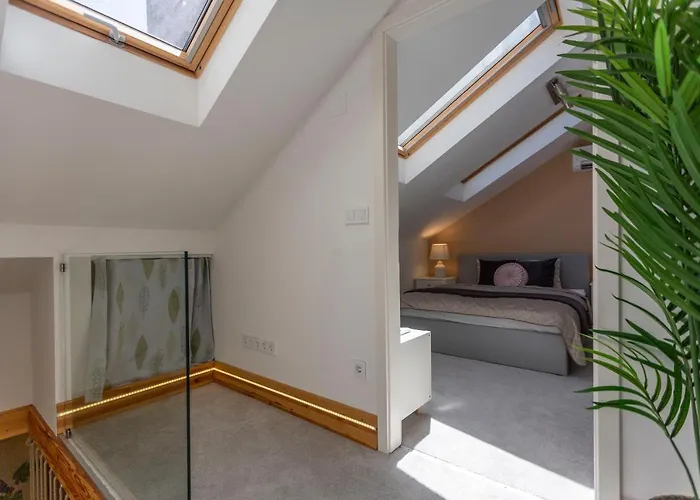 Lägenhet Unique 3 Floor With 4bdrm, 3bthrm *