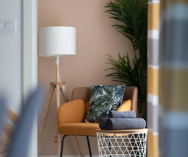 Unique 3 Floor With 4bdrm, 3bthrm Lägenhet *