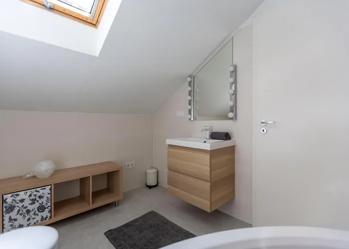 Unique 3 Floor With 4bdrm, 3bthrm Lägenhet *