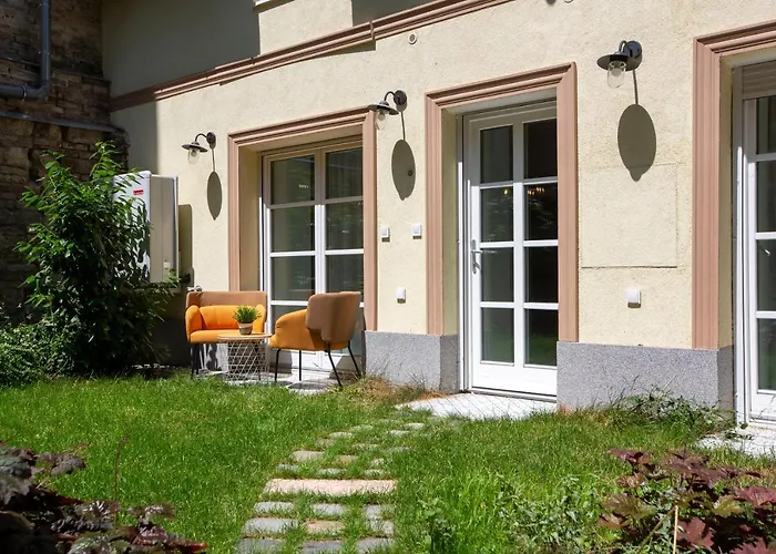 Unique 3 Floor With 4bdrm, 3bthrm Lägenhet *
