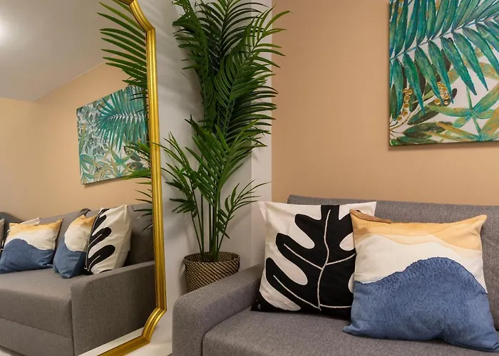 Unique 3 Floor With 4bdrm, 3bthrm Lägenhet